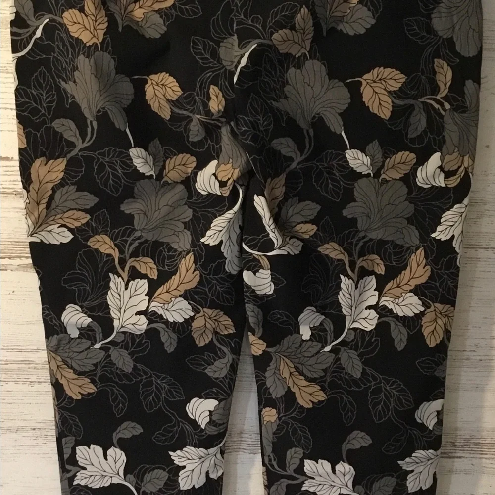 Chico's Black Floral Leaf Print Ankle Pants